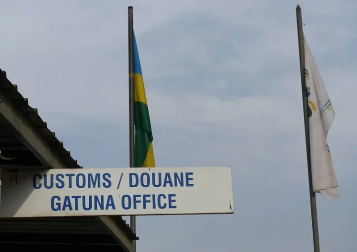 Which land borders are used to cross from Rwanda to Uganda for gorilla trekking?